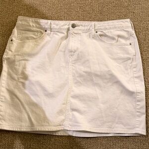 Eddie Bauer White Women's Jean skort with ivory Stitch Detail